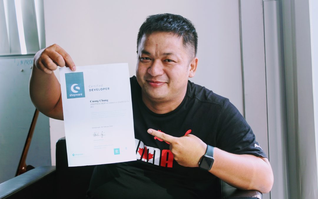 Ein Shopmacher Mitarbeiter aus Vietnam zeigt seine Shopware Zertifizierung