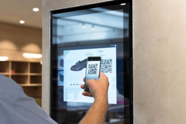 A person operates a screen in the brick-and-mortar store