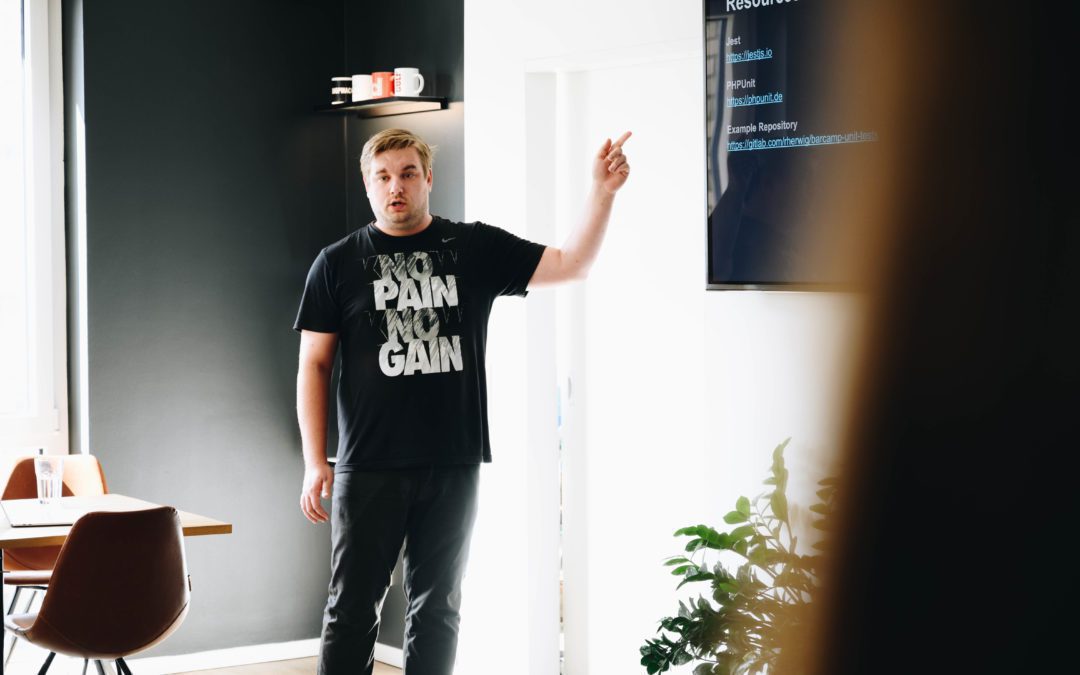 Ein Shopmacher Mitarbeiter gibt sein Wissen in einem Barcamp weiter