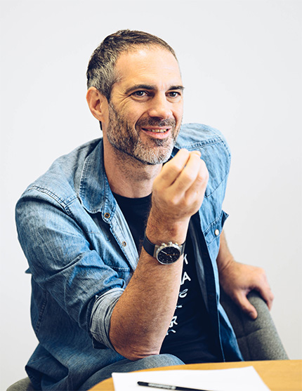 André erklärt das commerce village.